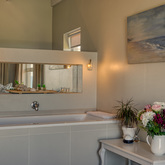 Villa 1 Bathroom - Stanford's Cove Villa - Xplorio™ Gansbaai