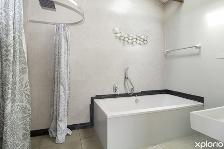 agulhas_accommodation_wings_self_catering_accommodation_main_bedroom_en_suite_1__1642675721