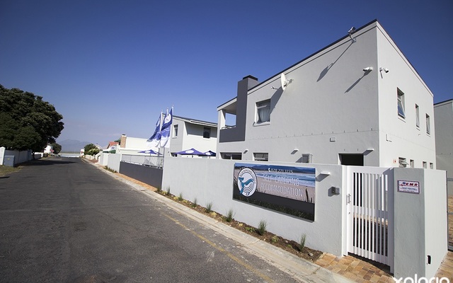 kleinmond_accommodations_kleinmond_lodge_outside_view_1552392462_1648217198
