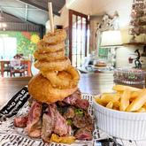Burger and Onion Rings - Café Stanford - Xplorio™ Stanford
