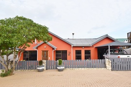 R3,000,000 | 3 Bedroom House For Sale in Struisbaai