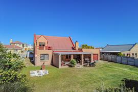 R2,950,000 | 4 Bedroom House For Sale in Struisbaai