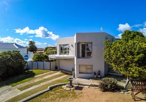 R2,995,000 | 3 Bedroom House For Sale in Agulhas