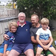 Drie geslagte op gelyke dagdatums en maande gebore