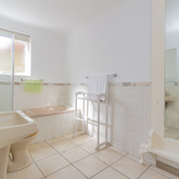 Room Four Bathroom - Fijnbos Manor - Xplorio™ Betty's Bay