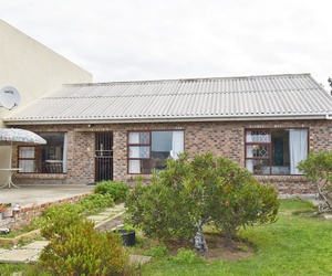 R2,900,000 | 5 Bedroom House For Sale in Struisbaai