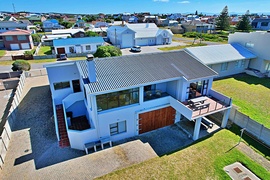 R4,500,000 | 6 Bedroom House For Sale in Struisbaai