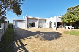 R4,250,000 | 4 Bedroom House For Sale in Struisbaai