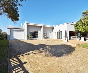 R4,250,000 | 4 Bedroom House For Sale in Struisbaai
