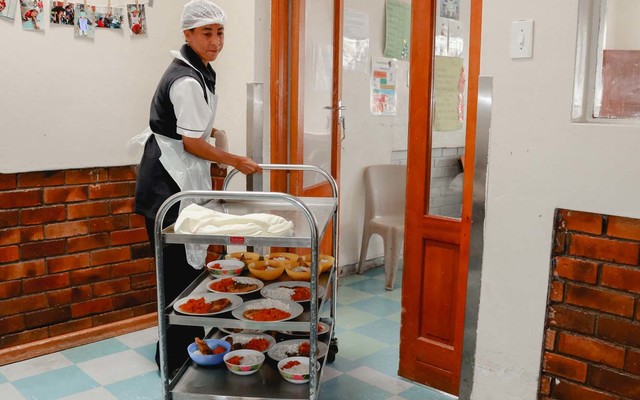 Elim_home_staff_delivering_lunch_1518417496_1666100914