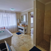 Main En Suite - Rest and Sea Self-catering - Xplorio™ Gansbaai